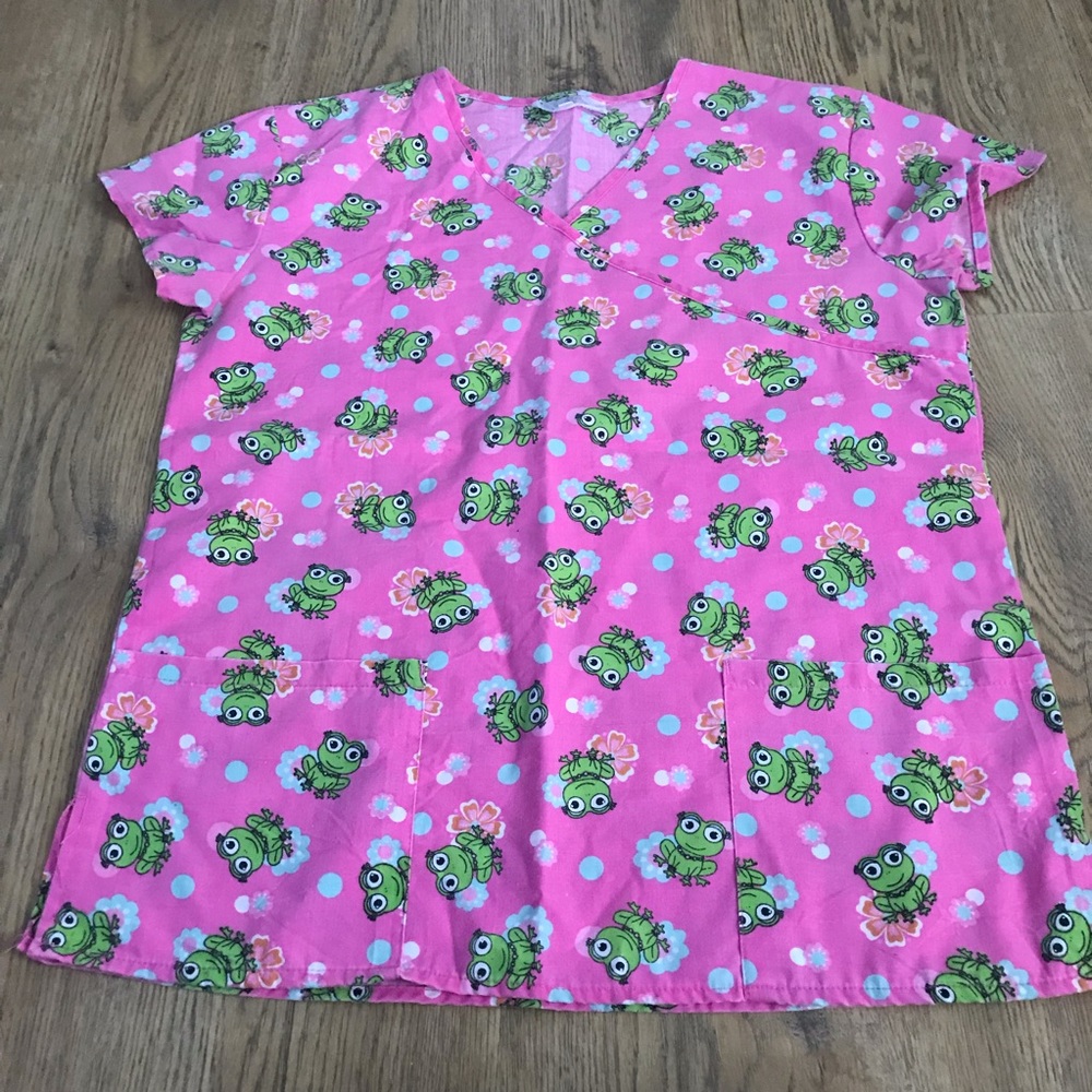 PInk scrub top with frogs